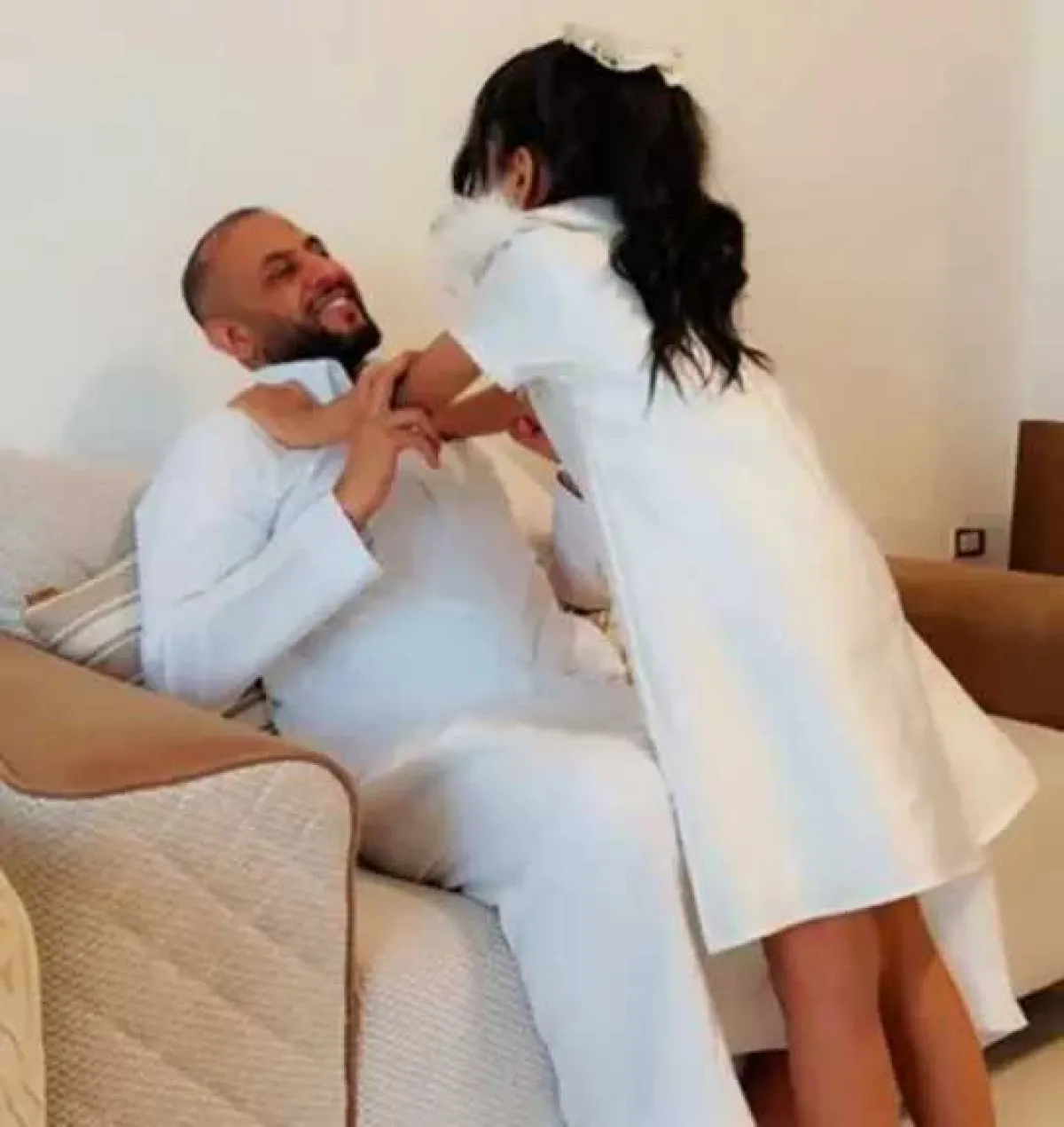 صحفي يمني يتعرض لتعليقات “مرعبة وصادمة” بعد نشر صورة مع طفلته بمناسبة العيد