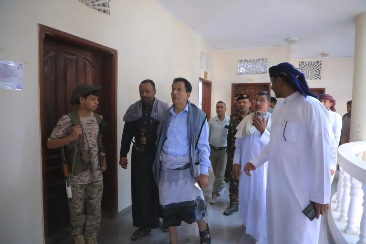 محمد علي ياسر يتفقد المكاتب الحكومية بالمهرة ويؤكد ضرورة رفع مستوى الأداء