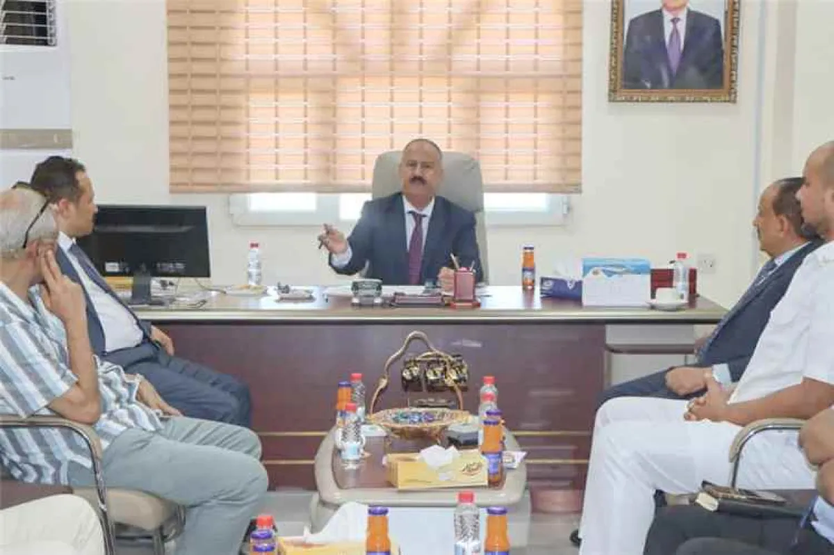وزير النقل يتفقد الهيئة العامة للشؤون البحرية بعدن