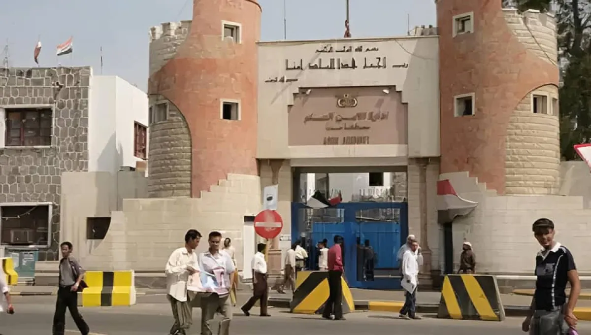 عدن أمام مرحلة أمنية جديدة.. قرارات صارمة لإعادة الانضباط إلى الشوارع