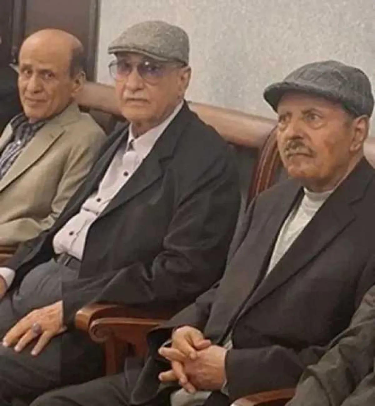 ظهور وزير الدفاع الأسبق محمد ناصر أحمد في القاهرة يثير جدلاً واسعاً بين اليمنيين