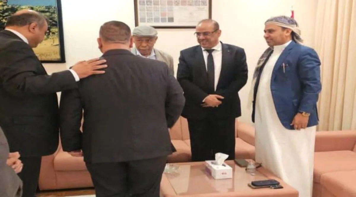 الميسري والسفير شطيف يتقدمان مستقبلي المعزين في وفاة الرئيس هادي بمسقط 
