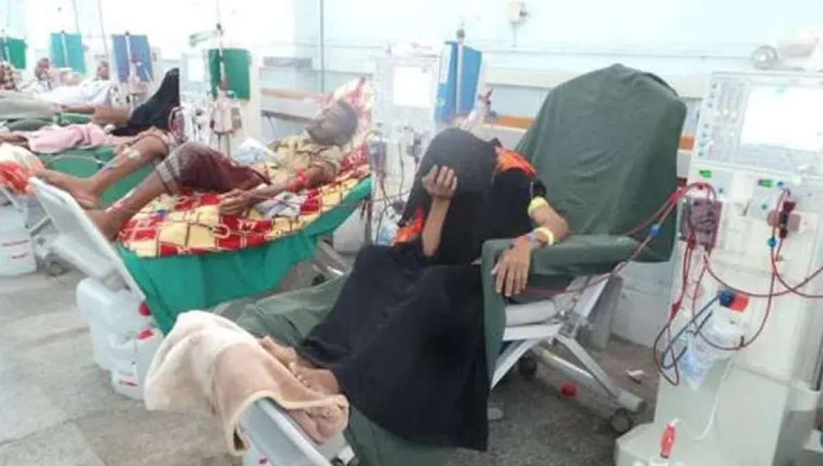 أكاديمي حوثي يهاجم حكومة الجماعة ويتهمها بالمتاجرة في القطاع الصحي