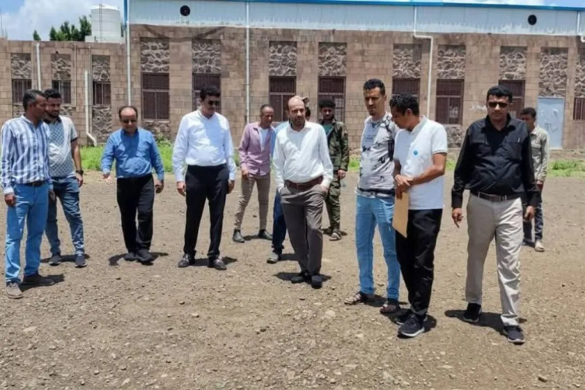 بيبك يزور نادي الشروق بالمعافر ويتفق على استكمال مشروع تعشيب الملعب