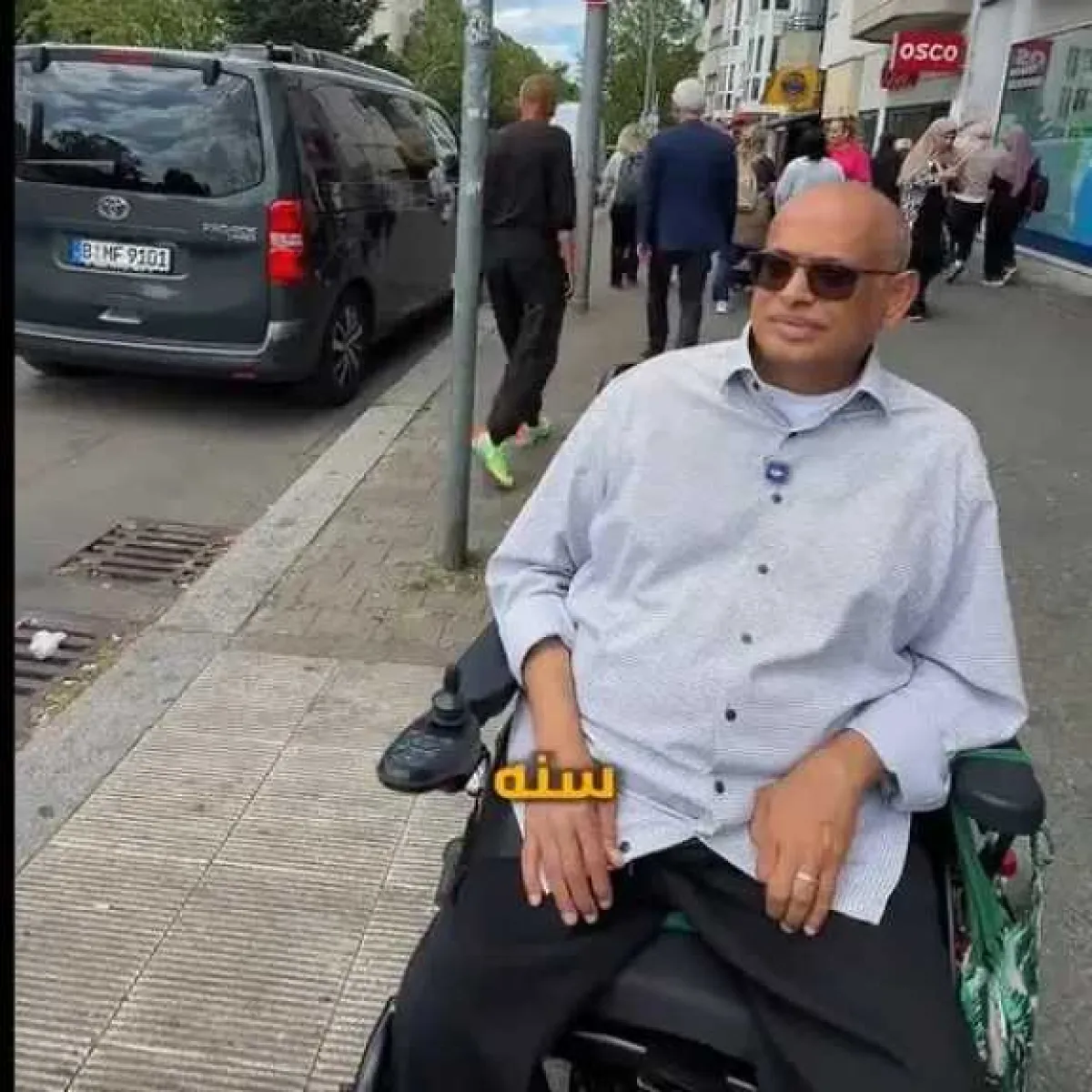 عالم يمني على كرسي متحرك يُلهب تيك توك: من حضرموت إلى مراكز البحث الألمانية