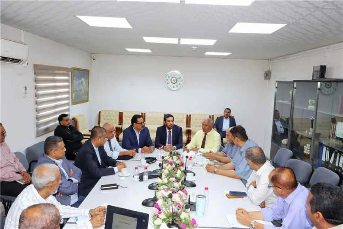 وكيل وزارة النفط يطلع على سير العمل والانضباط الوظيفي بشركة مصافي عدن