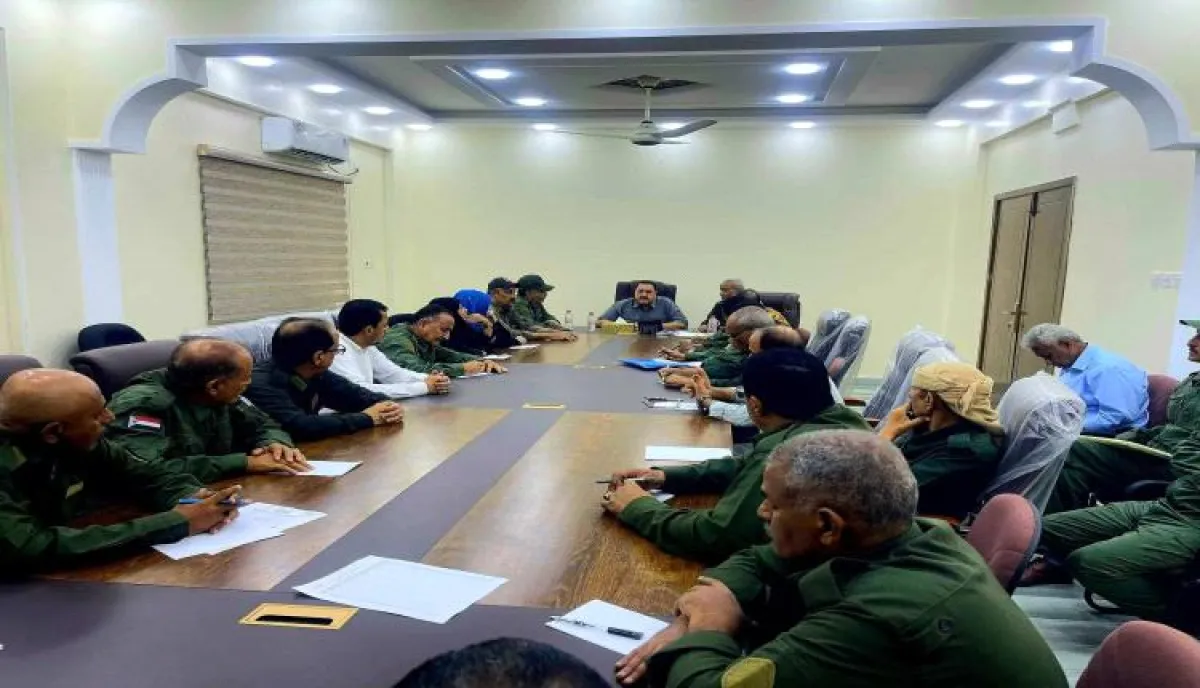 مدير أمن العاصمة عدن يترأس اجتماعاً قيادياً موسعاً مع مساعديه ومدراء الإدارات الأمنية
