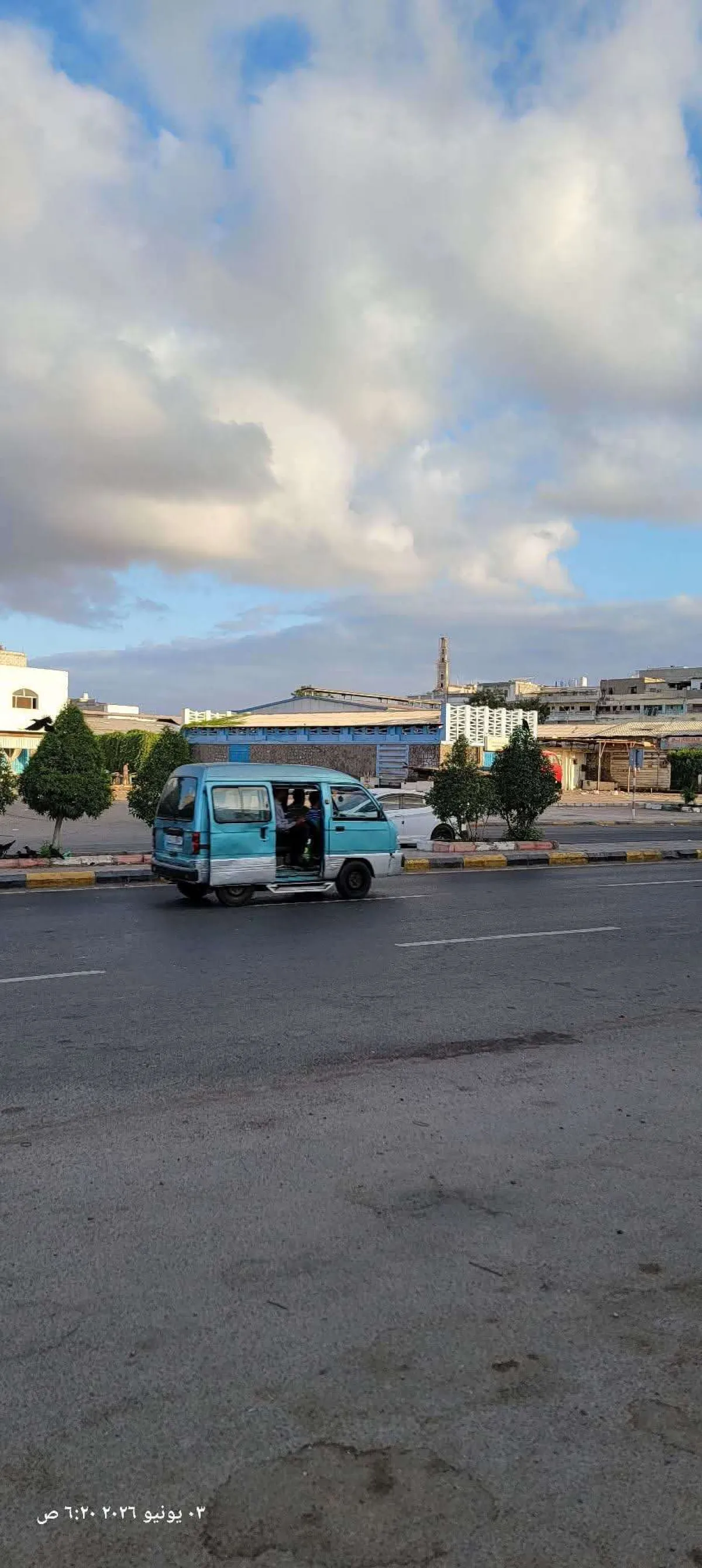 انقطاع الكهرباء يضاعف معاناة سكان عدن وسط حرارة مرتفعة ورطوبة خانقة
