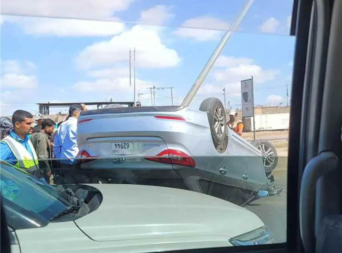 عدن.. إصابة سائق بعد انقلاب مركبته على خط إنماء الرئيسي