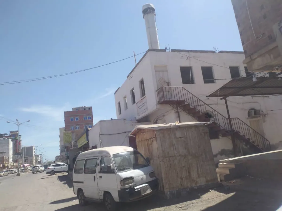 أئمة مساجد بعدن يشيدون بالدور الخدمي الذي يقدمه صندوق النظافة والتحسين