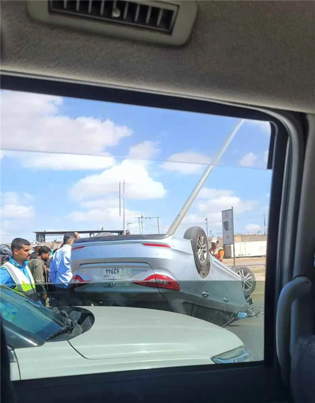 حادث مروري بخط إنماء يتسبب بانقلاب سيارة وإصابة سائقها