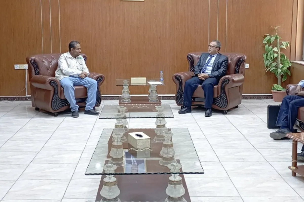 رئيس جامعة عدن يبحث مع جمعية العون المباشر تعزيز الشراكة وتطوير برنامج المنح التعليمية للطلاب الأشد احتياجًا