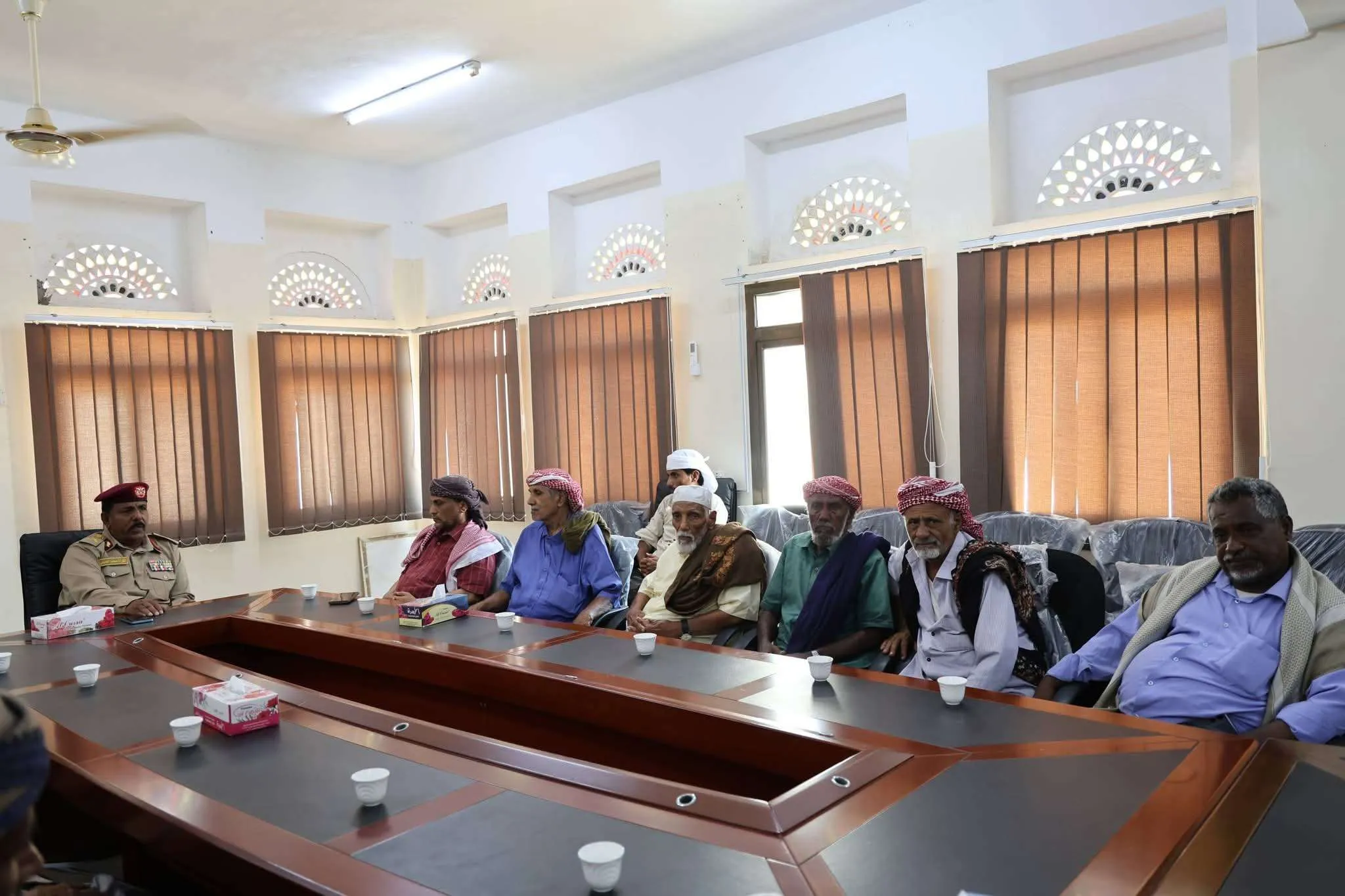 قائد المنطقة العسكرية الثانية يستقبل مقادمة وأعيان قبيلة العكبري ويؤكد أهمية الشراكة المجتمعية في تعزيز الأمن والاستقرار