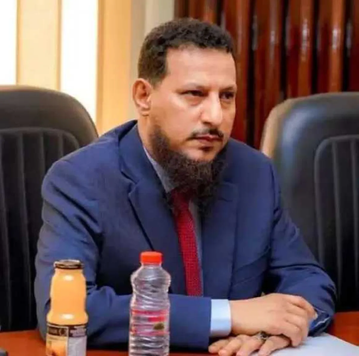 انتحال صفة محافظ عدن.. تحذير عاجل من رقم ”مشبوه” يطلب أموالًا!