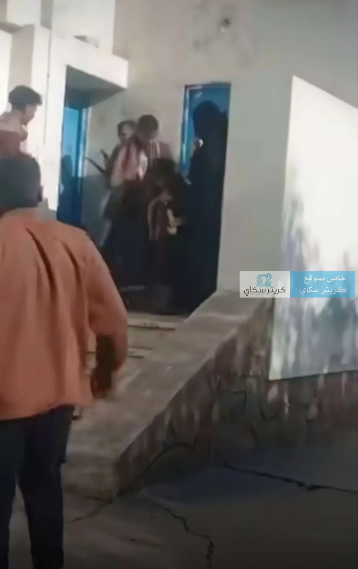 لبوة تلتهم يد طفل داخل الحديقة.. وتدخل ينقذه في اللحظات الأخيرة