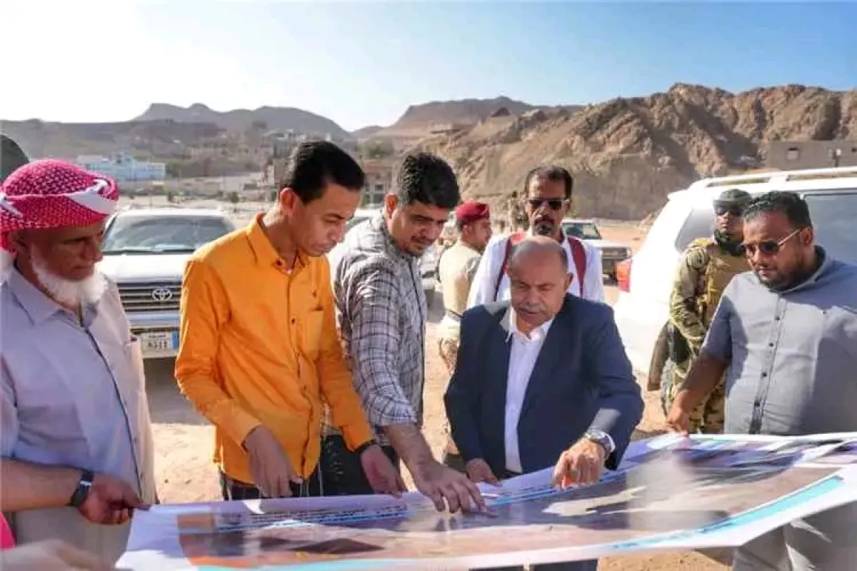 عضو مجلس القيادة سالم الخنبشي يتفقد مشاريع الكهرباء والطرق والصحة بالمكلا ويؤكد أهمية تسريع الإنجاز المكلا