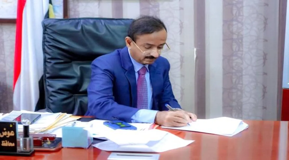 محافظ شبوة يوجّه بمنع إطلاق النار بالمناسبات ويطّلع على مخطط أول منطقة صناعية 