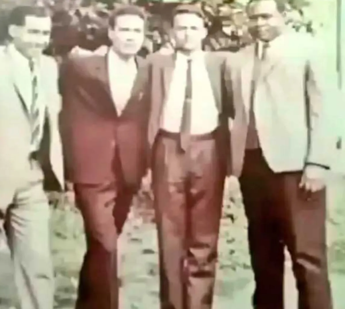 صورة للرئيس هادي مع زملائه له  قبل أن يصبحوا حكاماً في اليمن وليبيا وأوغندا وموريتانيا