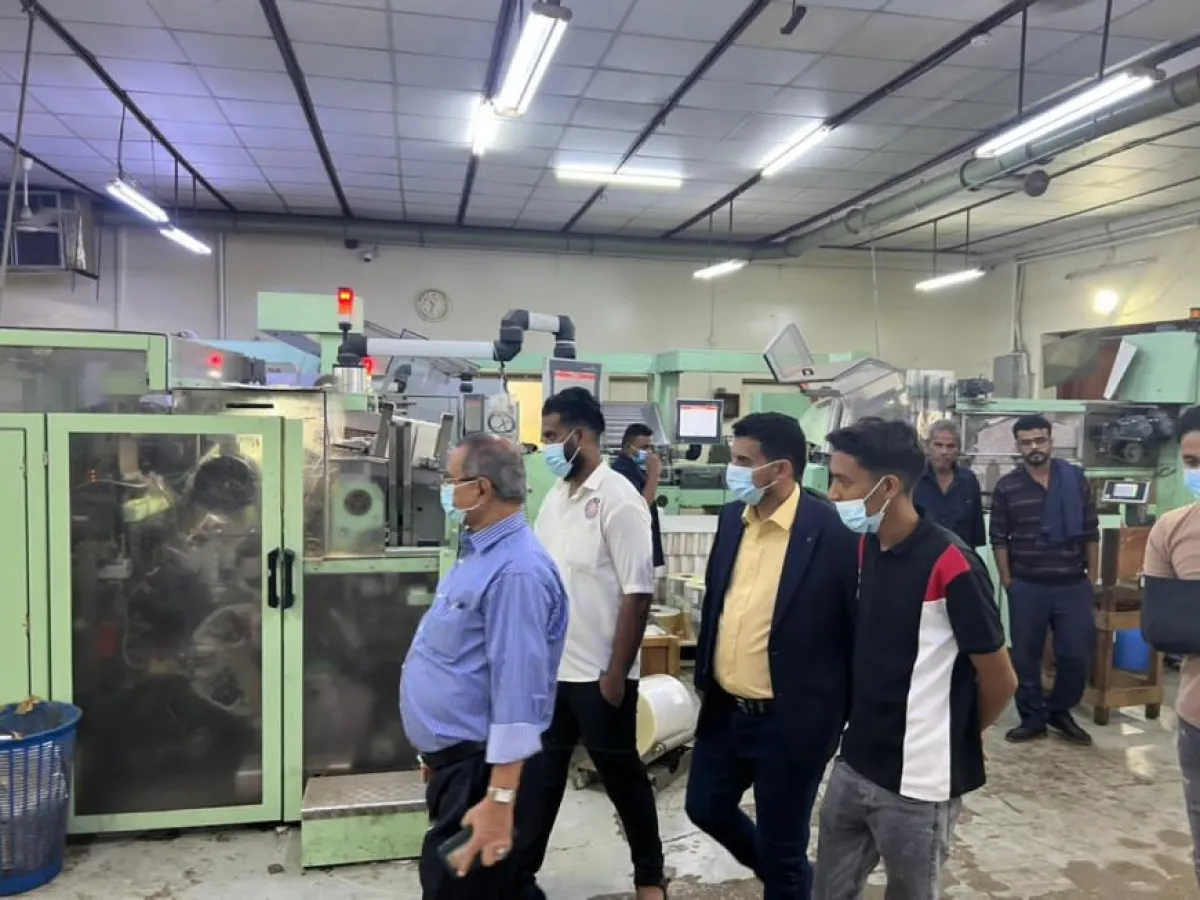 مدير عام مكتب العمل بعدن يتفقد أوضاع العمالة في القطاع الخاص ويشدد على حماية حقوق العمال وتعزيز إجراءات الصحة والسلامة المهنية