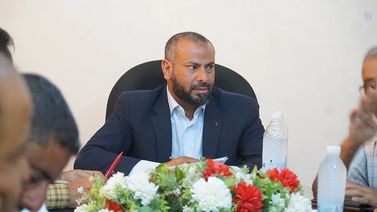 محافظ الضالع يوجه بتشديد الرقابة الإدارية ومعالجة أوجه القصور