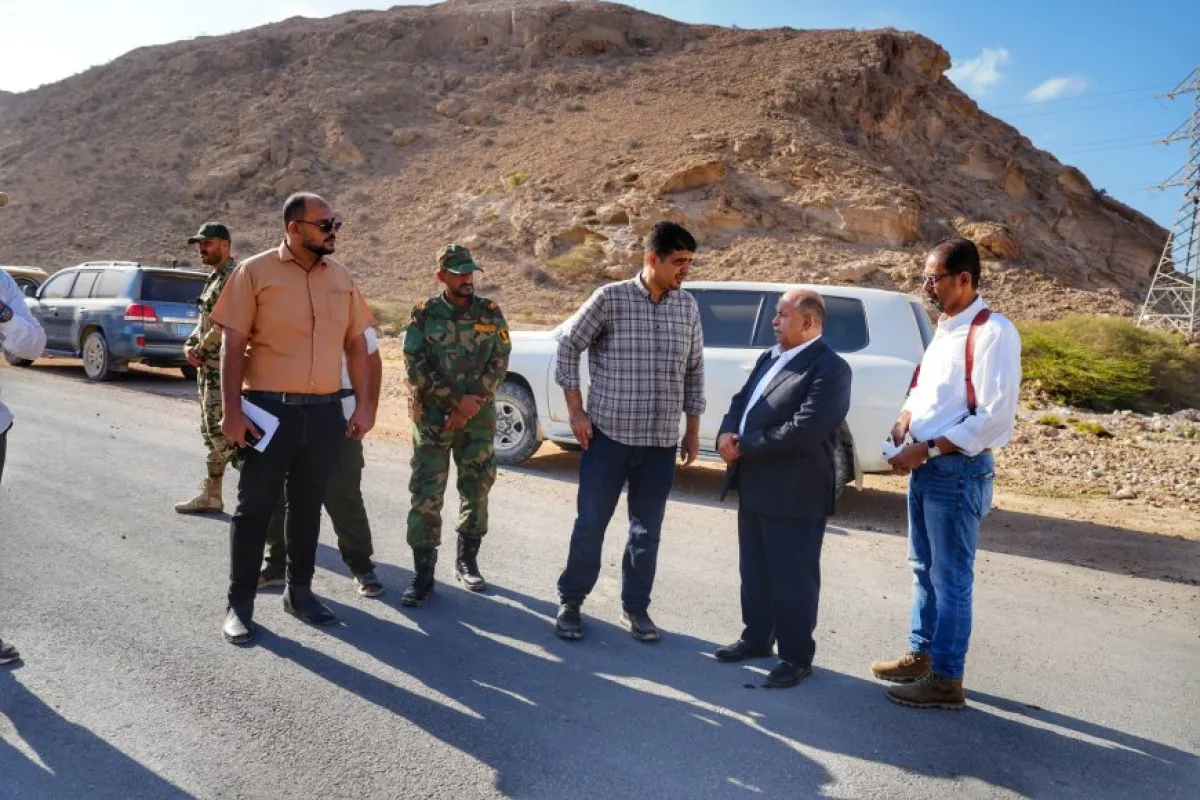 عضو مجلس القيادة الخنبشي يتفقد مشروعي شق وسفلتة طريق الغليلة–أمبيخة وطريق الدائري الوسط بالمكلا