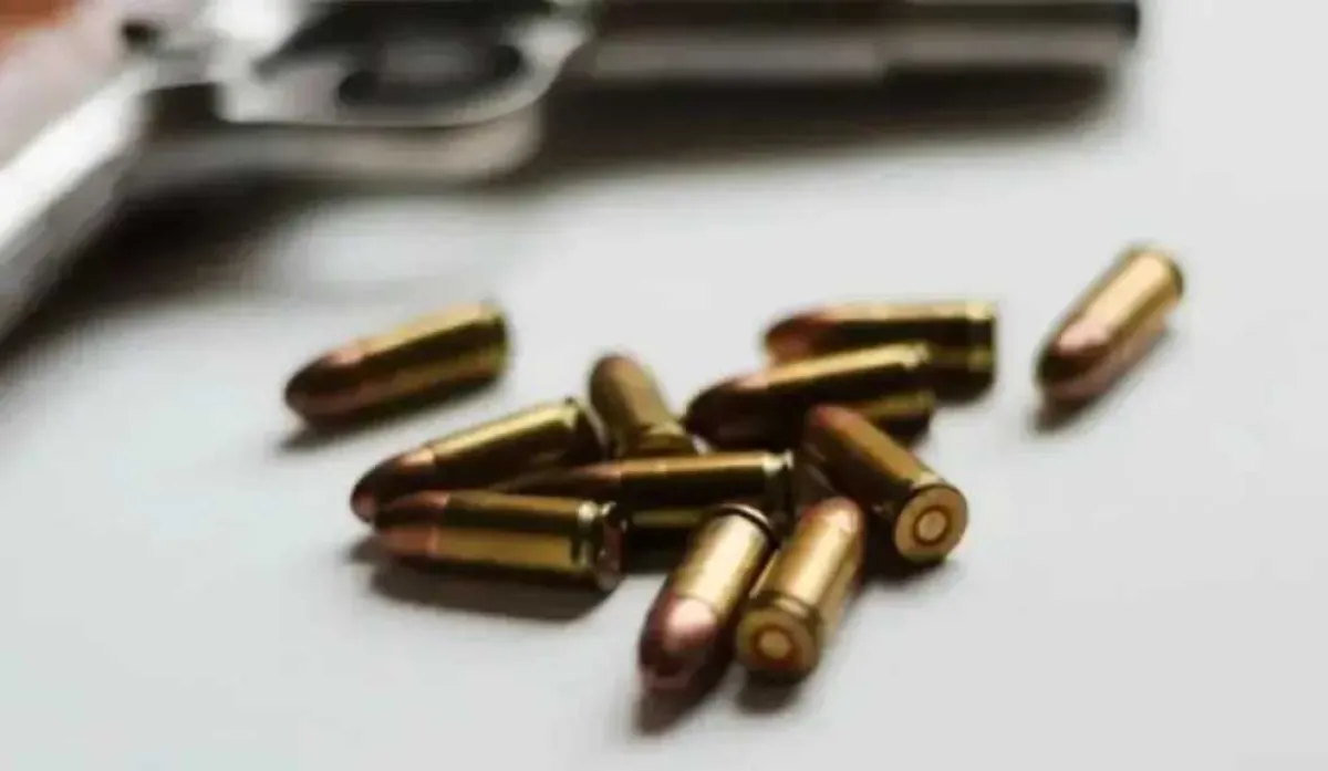 مقتل طفل على يد شقيقه خلال العبث بسلاح والده