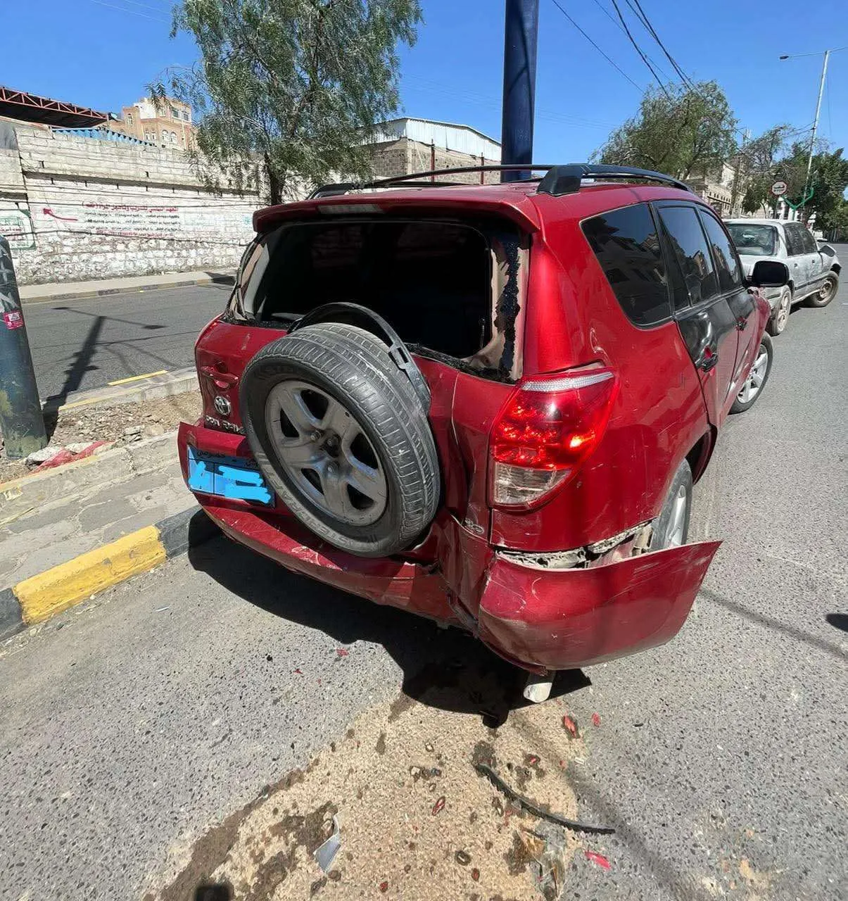 مواطن بصنعاء يحمّل البترول المغشوش مسؤولية حادث مروري ويطالب بالتعويض