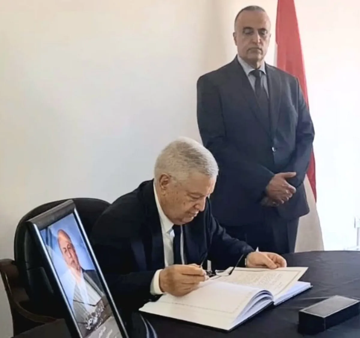 رئيس مجلس الأمة الجزائري يقدم واجب العزاء في وفاة الرئيس السابق