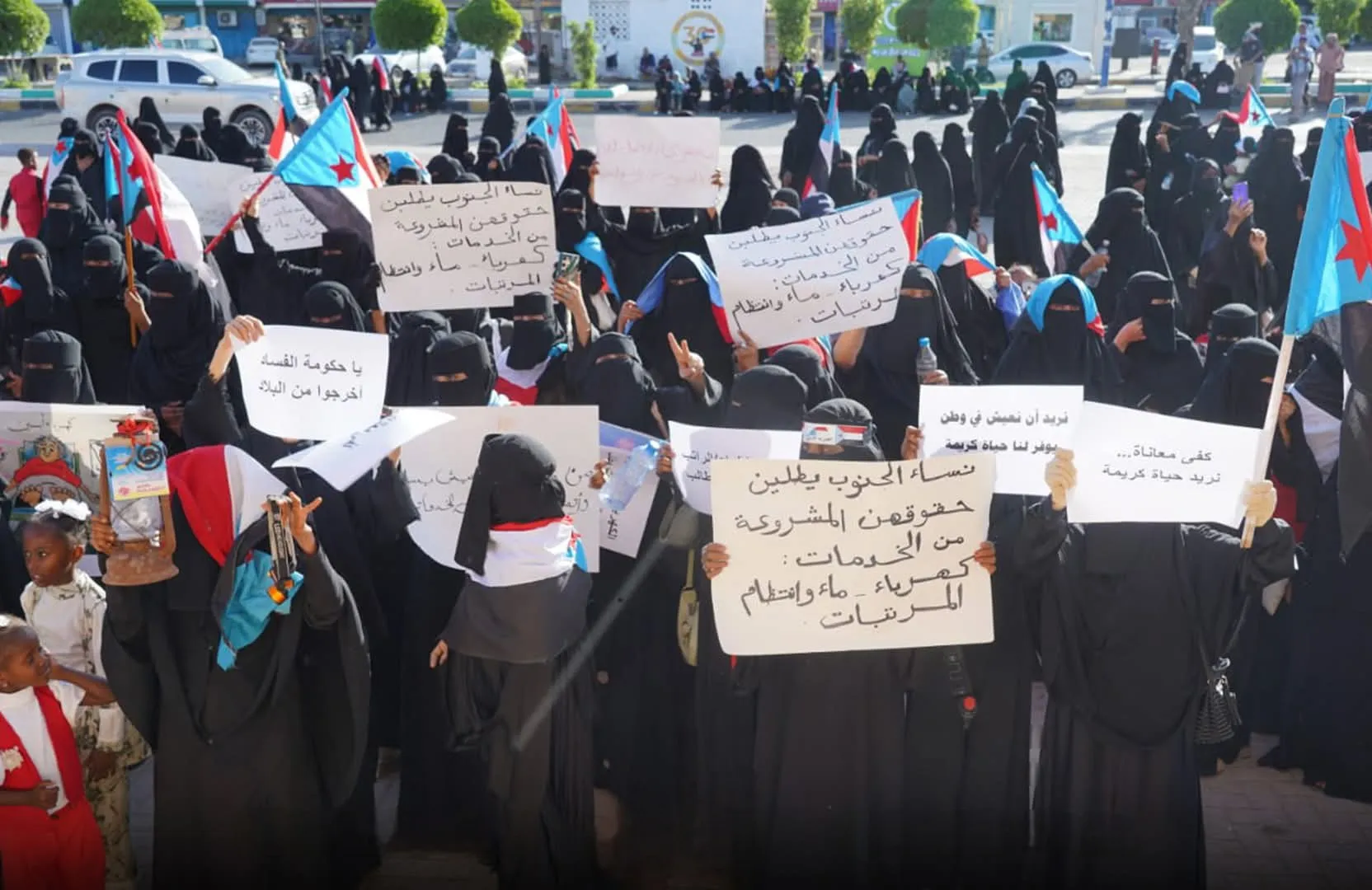 عدن.. وقفة نسوية حاشدة في عدن تندد بتردي الخدمات الأساسية
