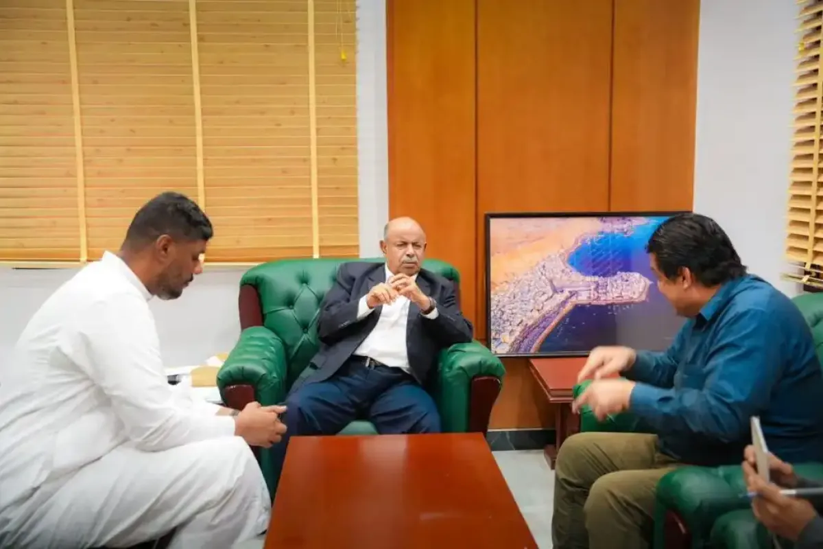 الخنبشي يناقش مطالب قطاع السياحة واحتياجات القطاع الطبي العسكري وأوضاع مديرية الديس الشرقية