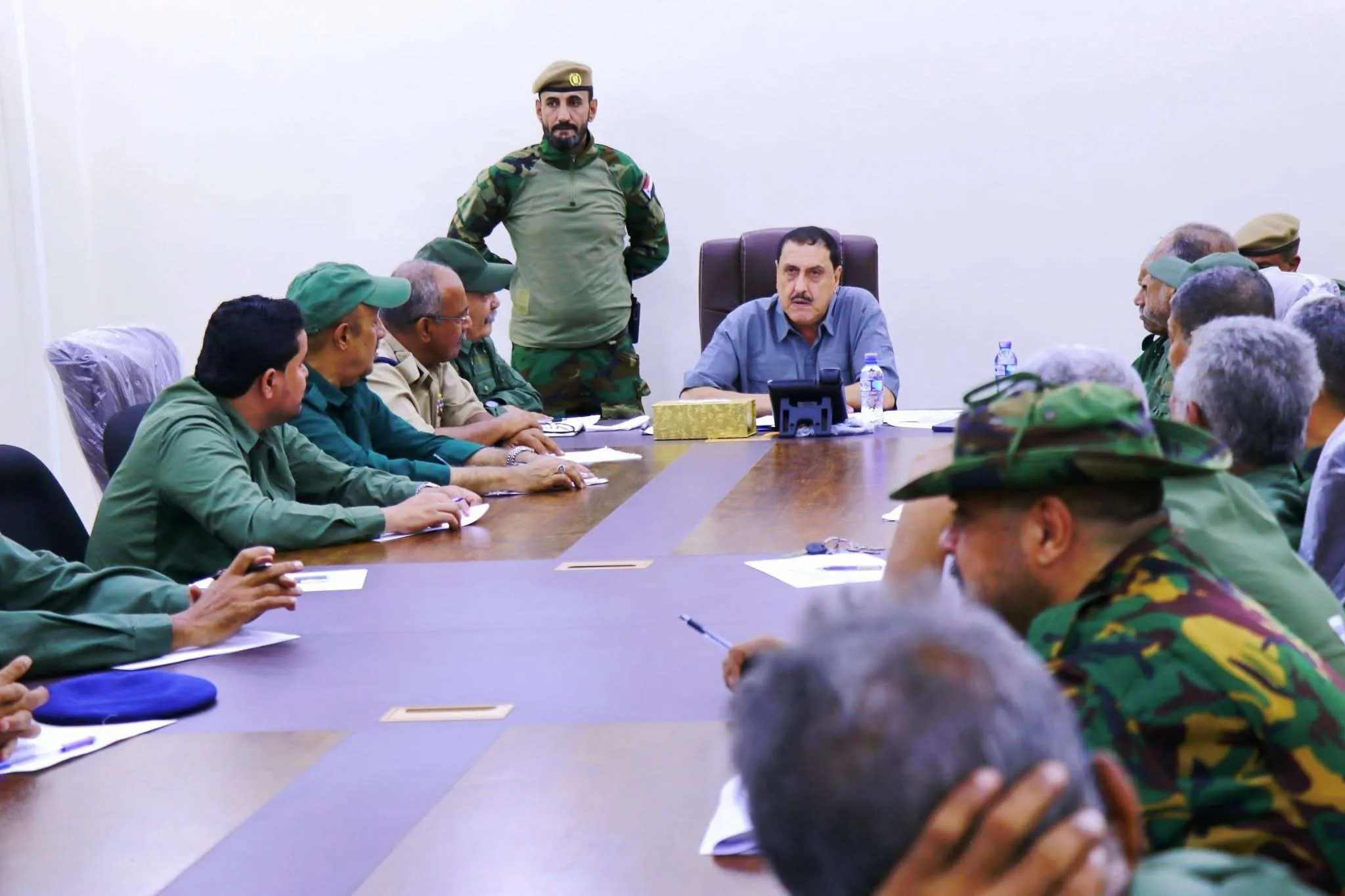 مدير أمن عدن يعقد اجتماعاً موسعاً بقيادات الشرطة ويؤكد تنفيذ قرارات اللجنة الأمنية بحزم.