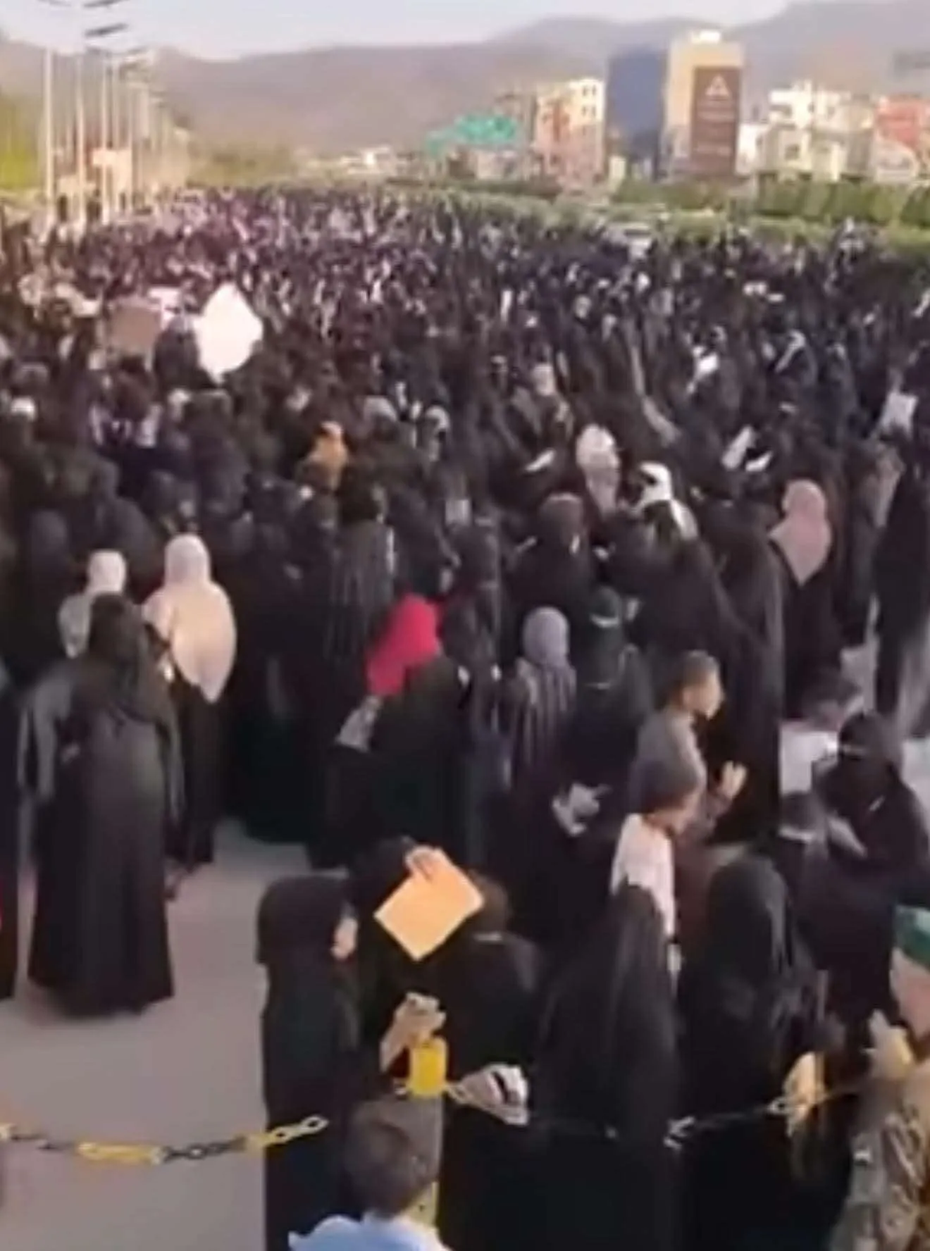 عادل الحسني يعلق على خروج النساء في احتجاجات عدن