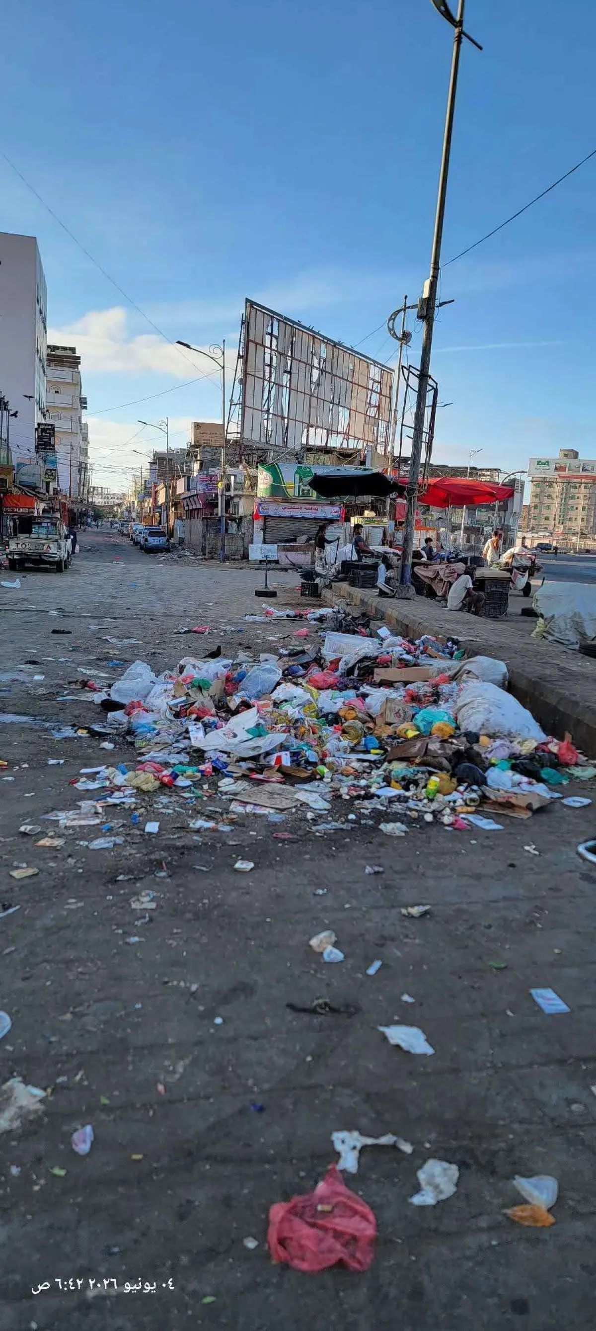 تراكم النفايات في الشيخ عثمان يفاقم المخاوف الصحية وسط مطالبات بتدخل عاجل(صورة)