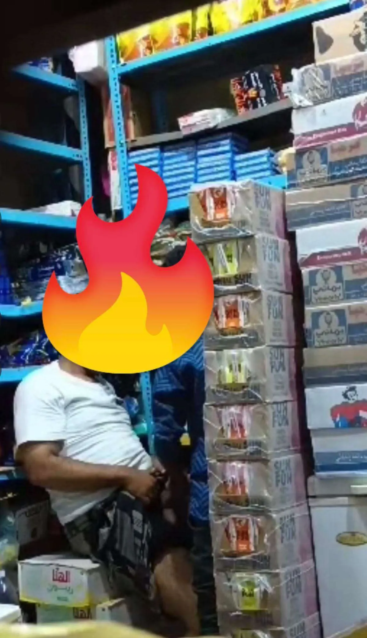 حادثة صادمة داخل بقالة… كاميرات المراقبة توثق تصرفات غير لائقة لرجل أربعيني