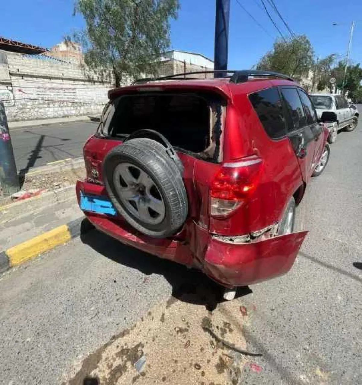”خسائر مضاعفة”.. مواطن يمني يكشف كيف دمر الوقود الرديء سيارته