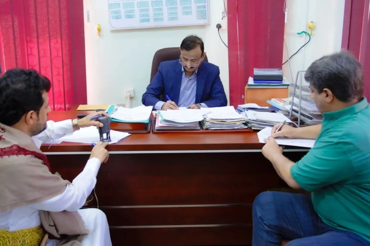 المحافظ بن الوزير يصادق على عقود خمسة مشاريع تنموية وخدمية 