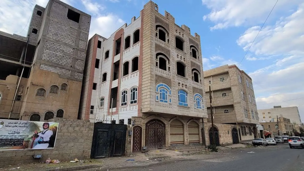 اعتداء عنصري اثم على لاجىء صومالي يقوم بغسل السيارات في صنعاء