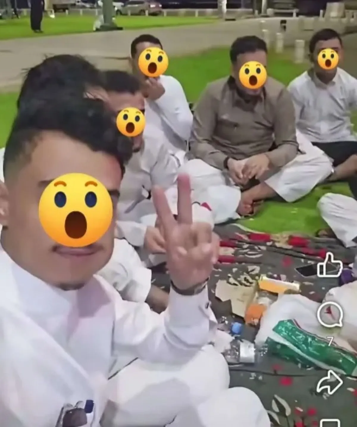 مشهد غير معتاد في السعودية.. ضبط يمنيين يتناولون القات داخل حديقة عامة