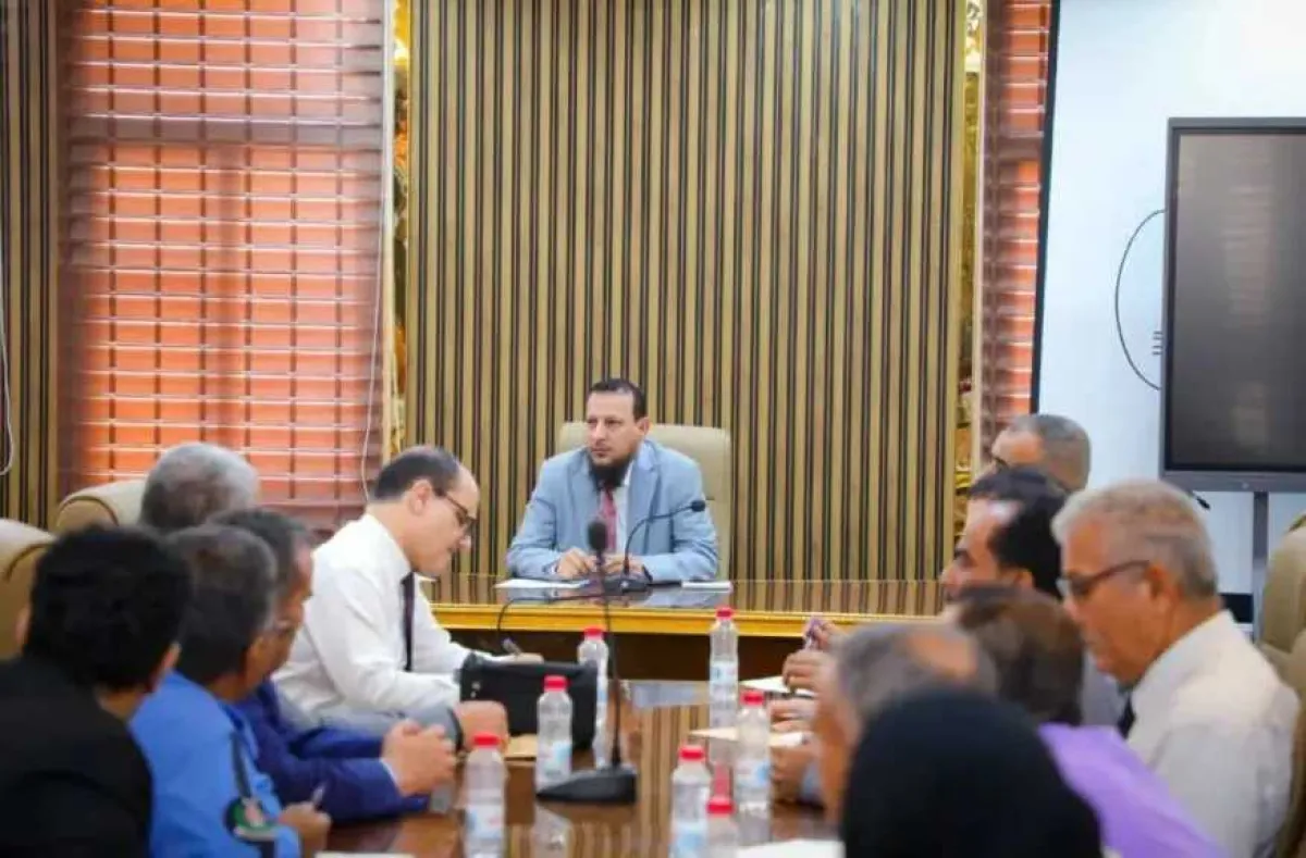 سلطات عدن تطالب الحجومة بحلول عاجلة لأزمة الكهرباء أو منحها صلاحيات كاملة