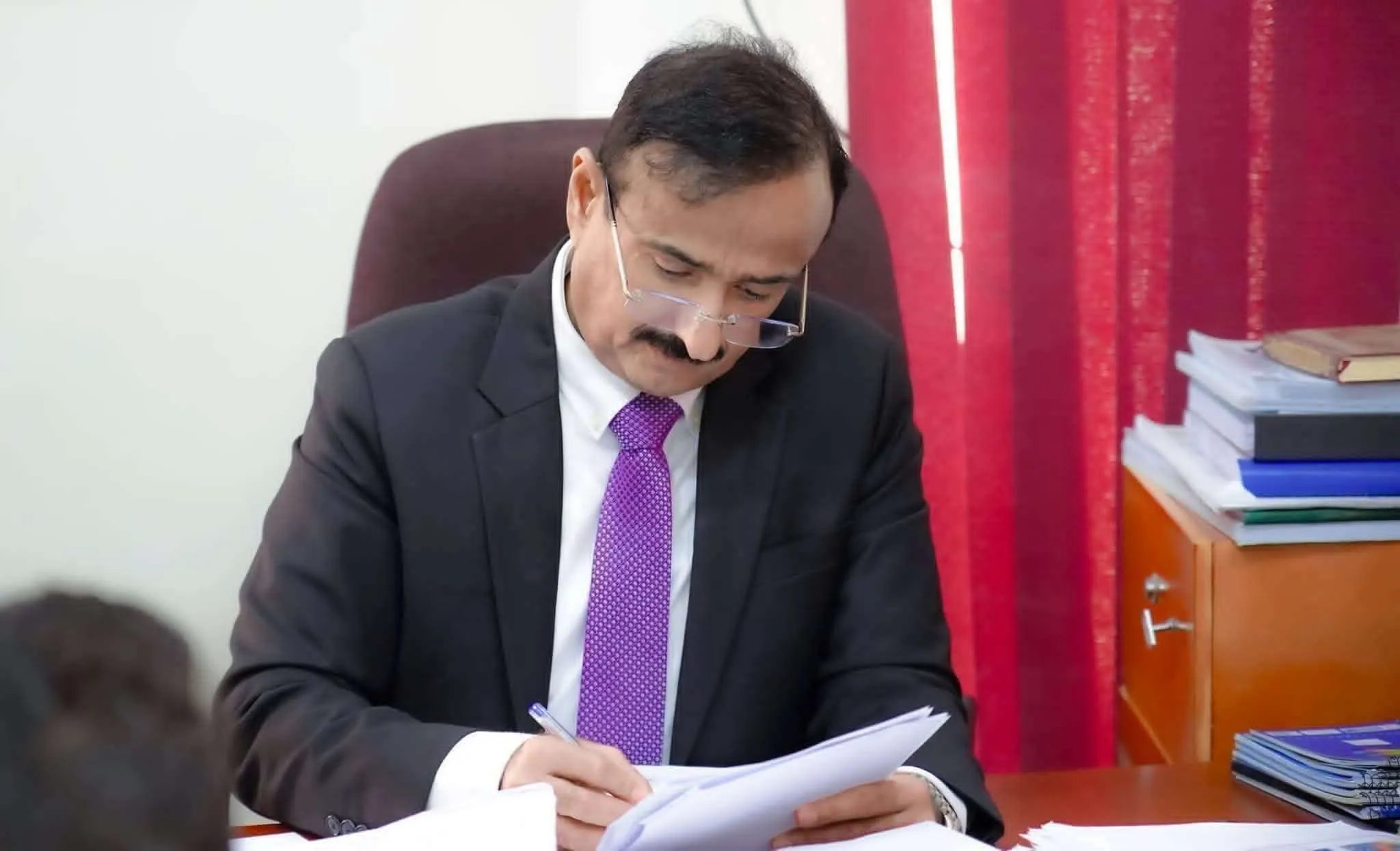 عاجل محافظ شبوة يصدر قراراً بتكليفات جديدة في مديرية رضوم