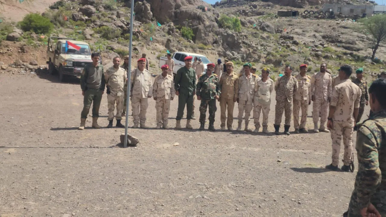 قيادة القوات البرية الجنوبية تتفقد المرابطين في جبهة الضالع وتنقل تهاني الرئيس الزُبيدي بعيد الأضحى
