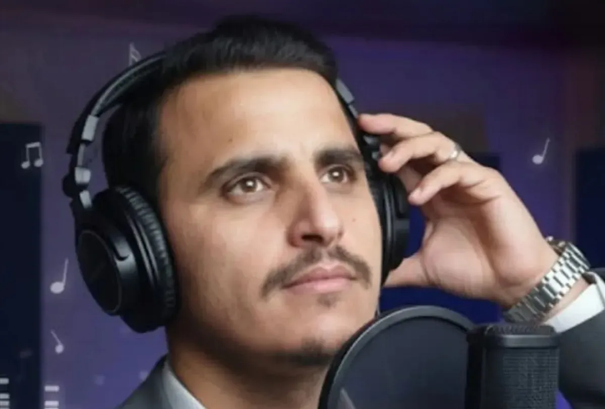 مسلحون تابعون لمليشيا الحوثي يعتدون على منشد شعبي في محافظة عمران ويصادرون ممتلكاته الشخصية ومعدات عمله