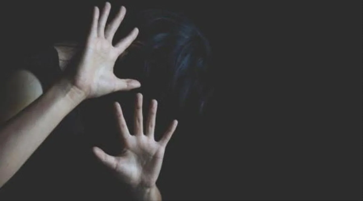 قيد أطفاله وعذبهم لابتزاز زوجته .. والسلطات تتدخل