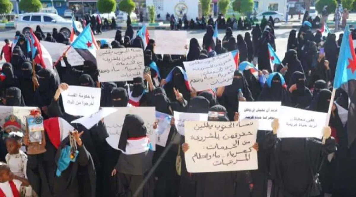 عشرات النساء ينظمن وقفة احتجاجية في عدن تنديداً بانهيار الخدمات وتفاقم الأزمة المعيشية﻿
