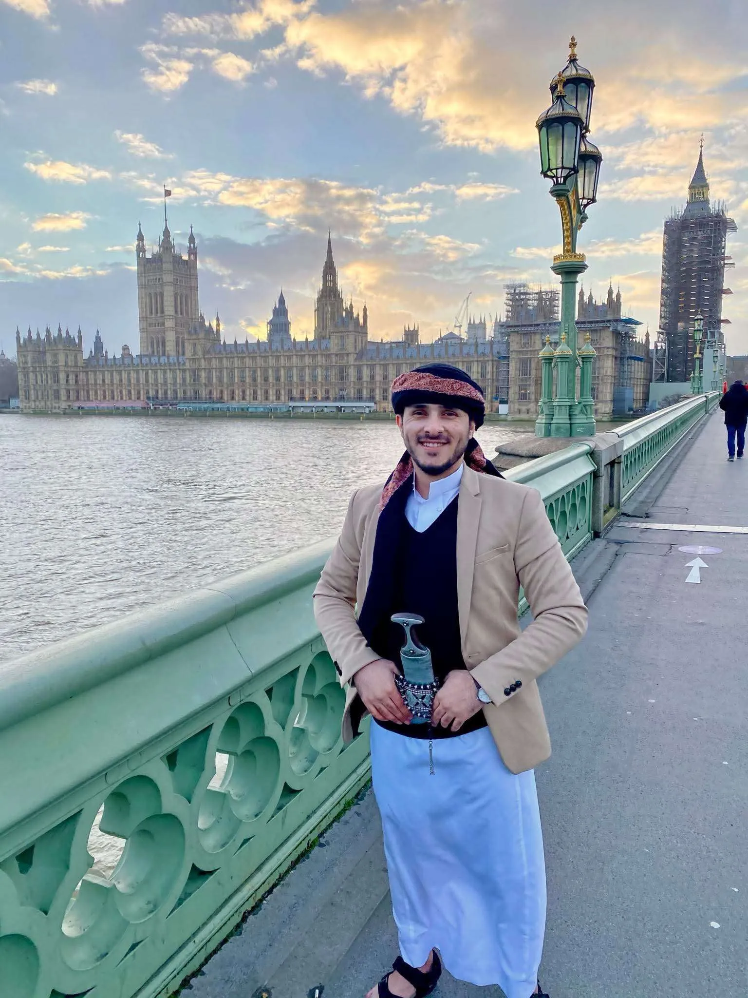 ناشط يمني يثير الجدل أمام مقر الحكومة البريطانية بعد ظهوره بالجنبية وكشفه تفاصيل اعتقال شخصين