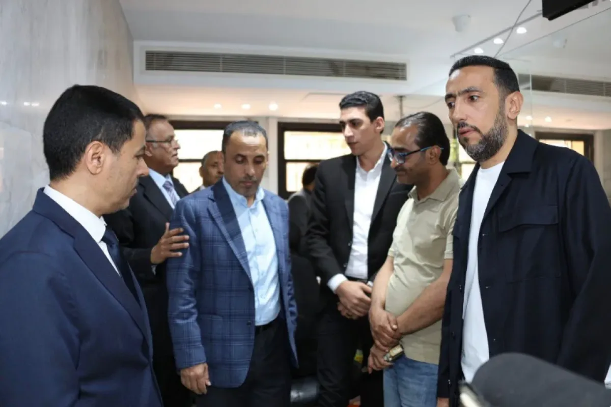 النسي يتفقد مركز الجوازات في القاهرة ويشدد على تسريع خدمات الجوازات لليمنيين