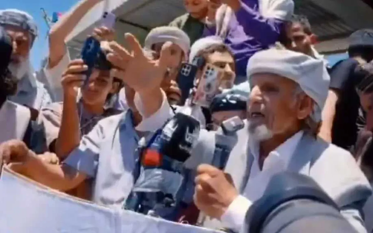 شيخ مشائخ يافع يشيد بهجمات إيران على السعودية ودول الخليج ويدعو الله بـ”زوال المملكة“ - [فيديو]