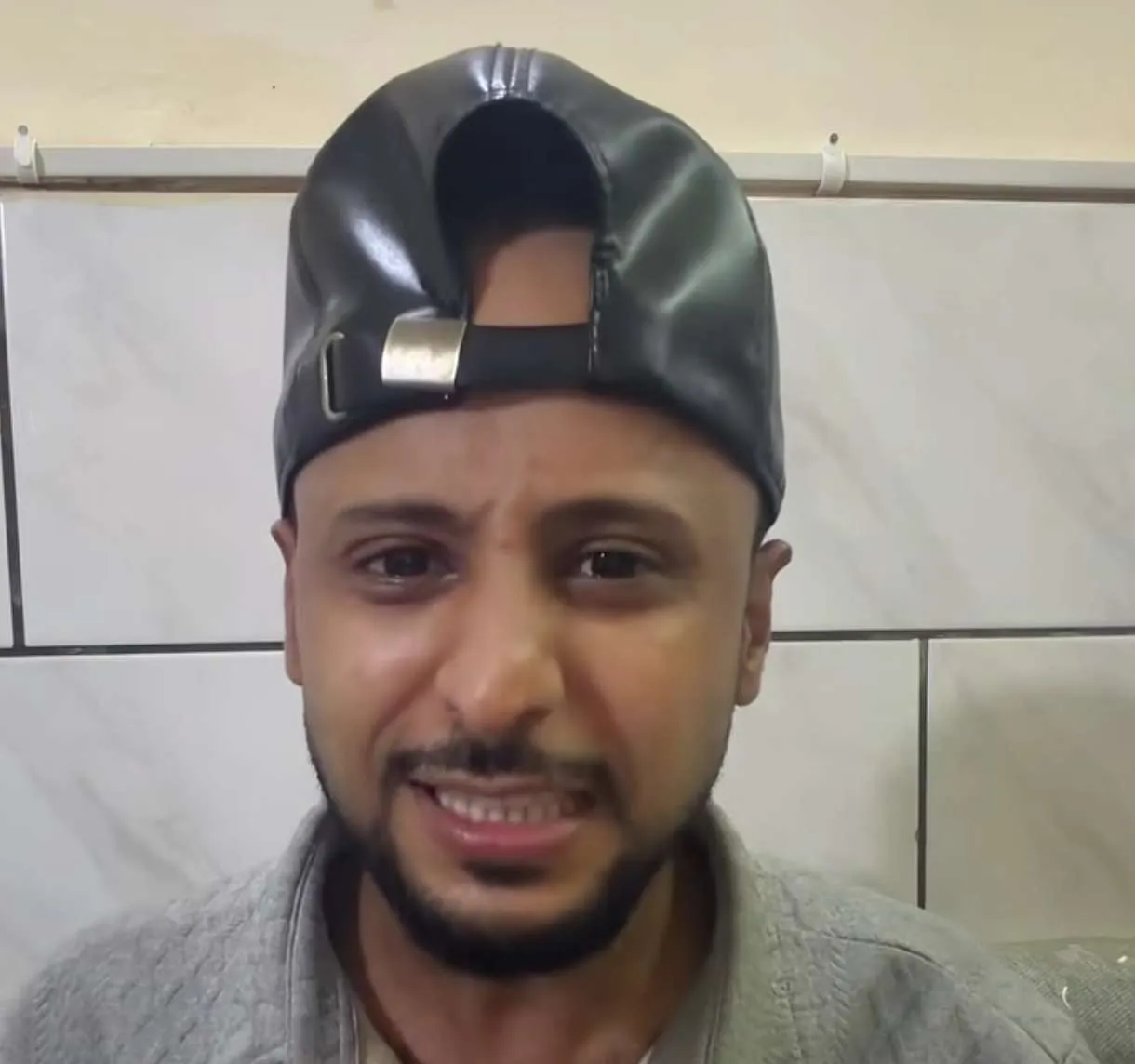 إعلان مكافأة مالية ضخمة لضبط متهمين بسرقة سيارة الفنان محمد تيكا بعدن وظهورهم من داخلتها