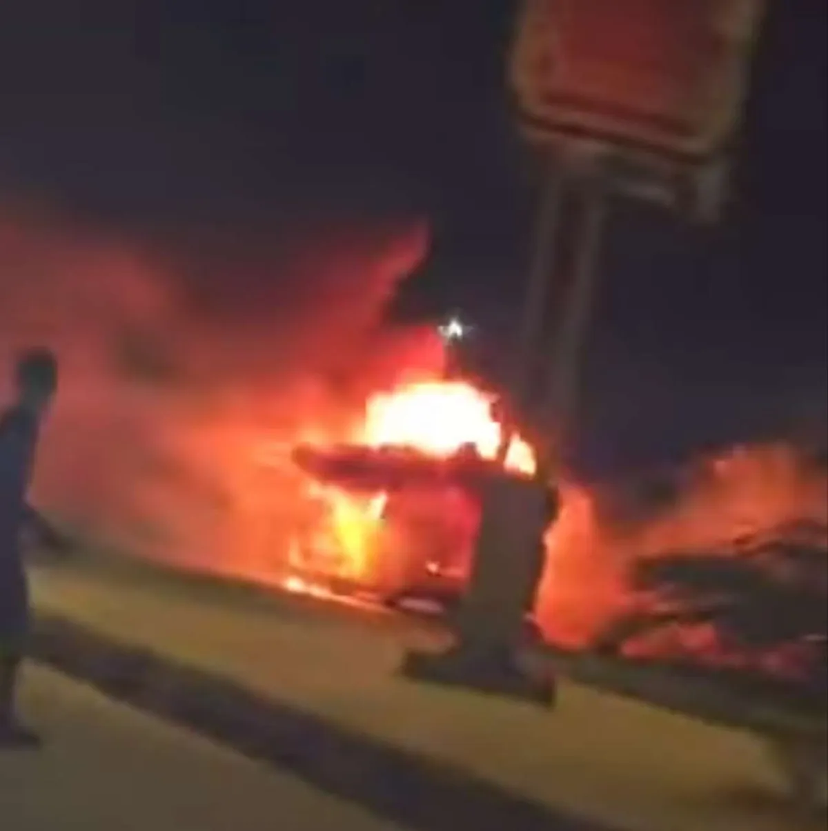 احتراق مركبة بالكامل في فوة القديمة بالمكلا