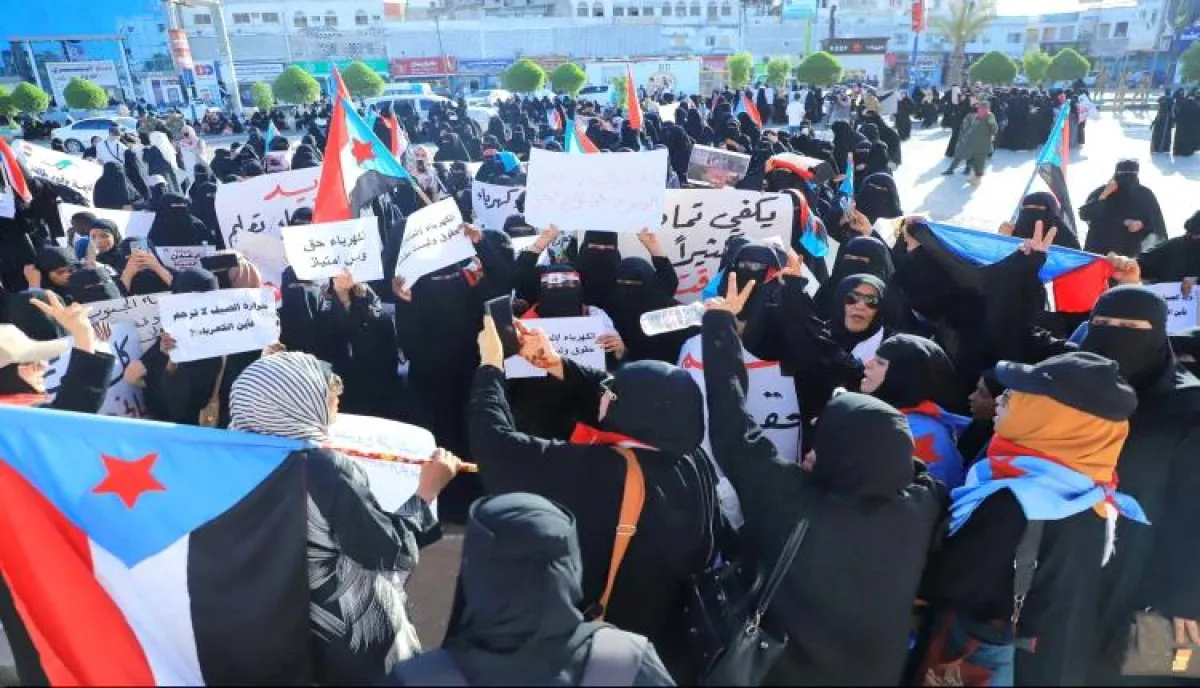 عدن تشتعل بالاحتجاجات النسائية.. وقفة غاضبة ضد انهيار الكهرباء والخدمات وتدهور المعيشة